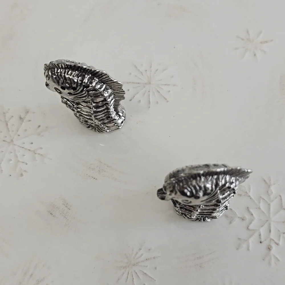 NIB Sand Washed Set Of 2 Metal Seahorse Salt & Pepper Shakers